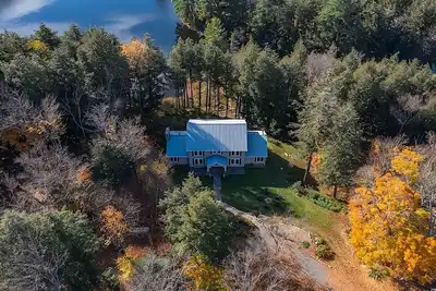 Image de The Goldenwood Lakehouse: Waterfront Forest Escape