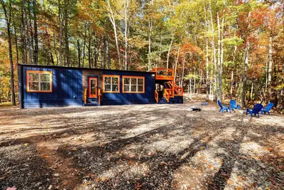 Image de Couples! Bigfoot Tiny Home, Hot Tub, Firepit, Roof top deck! New cozy cabin