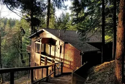 Image de Cedar Pines Cabin w/ Fire Pit & Large Deck - Big Trees - A Quaint Rustic Charmer