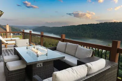 Image de Modern, Luxury, Lake House with a View (Covered Boat Slip w/ Lift Included! )