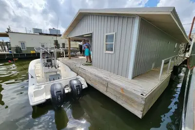 Image de Newly Renovated Houseboat Located in Venice Marina (B Dock)