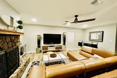 Park 6 cars-5 beds-10 min walk to At&T Stadium & Attractions