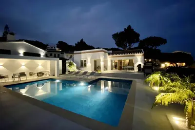 Luxury Villa with beautiful saltwater pool. Walk distance to everything
