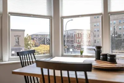 Image de Beautiful corner view loft in downtown Champaign.