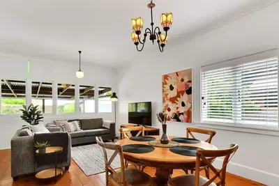 Image de Oasis on Warrendine - Sleek & Stylish Abode