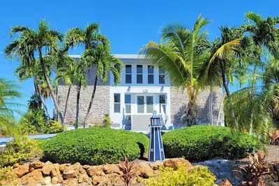 Image de Casa del Mar, Open waterfront pool home in the Sombrero Beach area