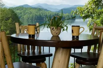 Image de Dragonfly Cottage at Santeetlah Lakeside featured on the cover of Cabin Magazine