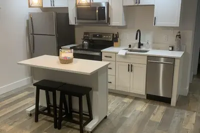 Image de Prime Location! Brand New Gut Renovated 2 Bedroom! Lower Level Listing!