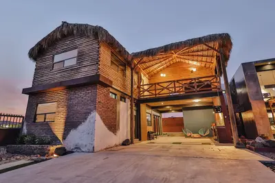 Image de Rustic/modern house w/cabin pool/barbacue/palapa-very worm and intimate space.