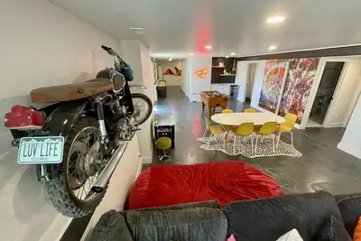 Image de Large Home + Sleeps 20 + Hot Tub + Backyard Oasis + Optional add-on Caboose