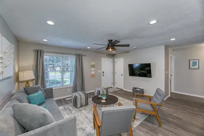 Image de Luxury Modern 3bed/2bath house, walk to Dt Fishers