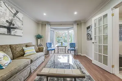 Image de Luxury 4 Bedroom/5 Bathroom Huge Ravine Backyard