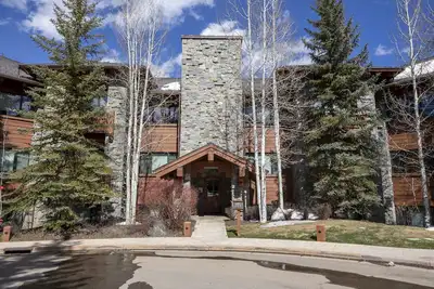 Image de Platinum ski in ski out 4 bedroom condo in Bachelor Gulch Avon.