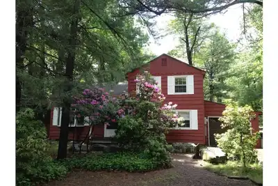 Image de Classic Pocono Mountain Cottage in Split Rock
