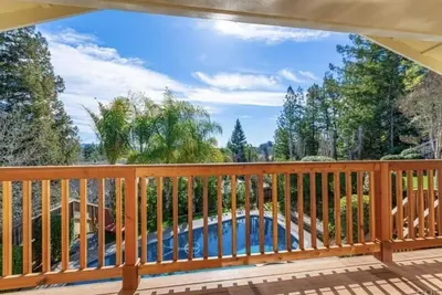 Image de Enjoy the wine country from a gorgeous Napa Valley home!
