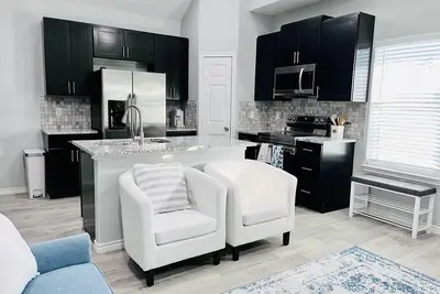 Image de Beautiful new home 5 minutes to Lake, water activities, shopping and restaurants