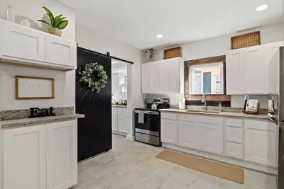 Image de New Remodel | Sleeps 10 | Private Yard | 9 Mins Dt