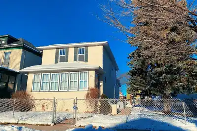 Image de Cozy 2 Bedroom 1 Bathroom 10 minutes from downtown / free parking