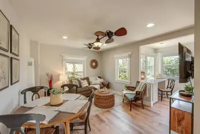 Image de Coronado Unit 4 - B Ave Bungalows · Loft-style 1/1, 5-10 Min Walk to Coronado Beach!