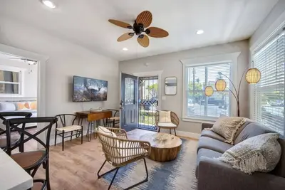 Image de Front Building 1-4 - B Ave Bungalows · Four 1/1 Units, 5-10 Min Walk to Coronado Beach!