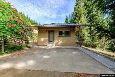 Image de Cozy cottage retreat surrounded by acres of private forest and trails