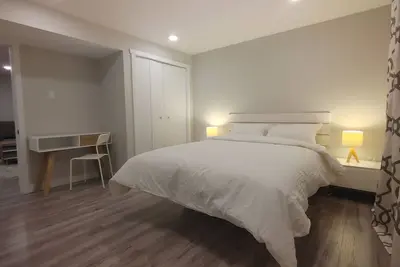 Image de Beautiful two bedroom + den lower level suit