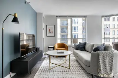 Image de Premium Gold Coast 2br w/ Gym & Lounge, 1 block to L, by Blueground