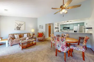 Image de Gated resort condo with fairway views, pool, hot tub, tennis, & on-site golf
