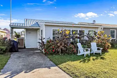 Image de Dog-friendly cottage minutes to beach with patio, grill, washer/dryer, & Ac
