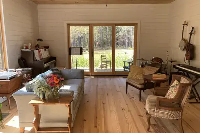 Image de New Modern Cabin in peaceful setting with porches