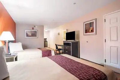 Image de Prime Location! Free Parking, Short Drive to Milford Park and Frog Rock