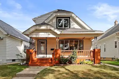 Image de Convenient Milwaukee 5 bedroom. Petit ice center! Tv every room! Expos