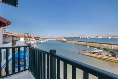 Vacances les pieds dans l'eau avec vue port et montagnes, garage privé