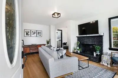 Image de Picture Perfect Bungalow in the ❤ of Dt Vancouver!