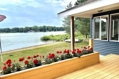 Image de Cozy 2 bedroom cottage, lakefront private beach