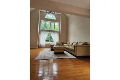 Image de Beautiful and cozy forest facing, hidden in to trees spacious house promises joy