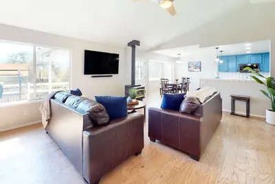 Image de Mountain-view home with a game room, washer/dryer, firepit, Ac & basketball