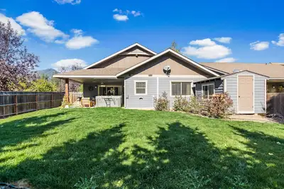 Image de Newer home with private hot tub, great back patio, fireplace & Ac - near skiing