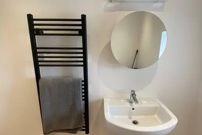 Image de Traditional thatched cottage- An Taigh Dubh