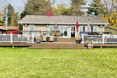 Image de Designed For Fun! Lakefront Home - Pet Friendly! Hot Tub, Fire Pit Ready To Go!
