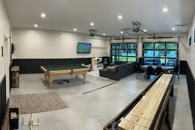 Image de New 6 Bedroom Farm House Style Cabin on Nest Lake With Game Room