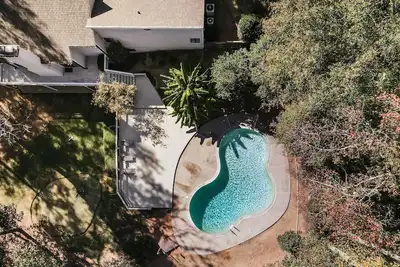 Image de A Spacious Place for Everyone. Sanford Stadium, Downtown and Dining So Close!