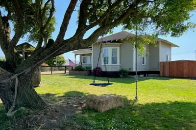 Image de 1887 large Ferndale Farmhouse with amazing views! Completely updated.