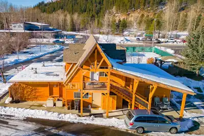 Image de Views of the Mountain from the private decks of this upstairs condo.