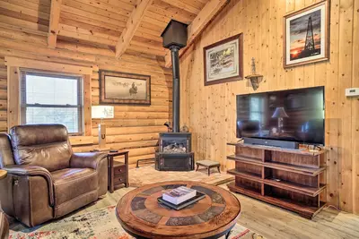 Image de Remote Cabin w/ Gas Stove < 7 Mi to Town!