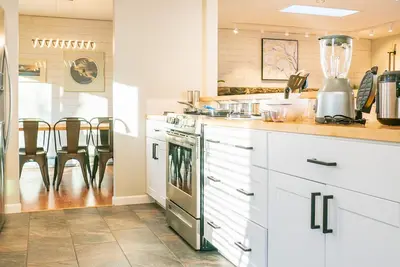 Image de Incredible Cinema, Warm Sauna, Relaxing King Beds!