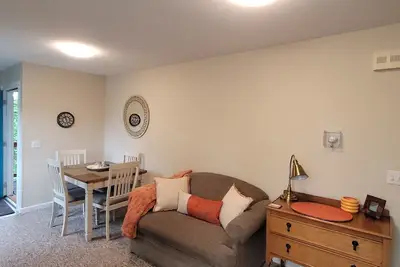 Image de Anchorage furnished 2 bed suite w/ Murphy bed/desk, laundry room & free parking.