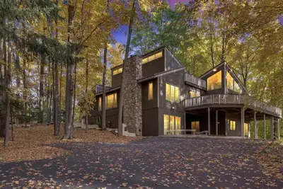 4, 500 Sq Ft Renovated Huge Group House Gaming Garage-Ski-Pool pass, Beach access