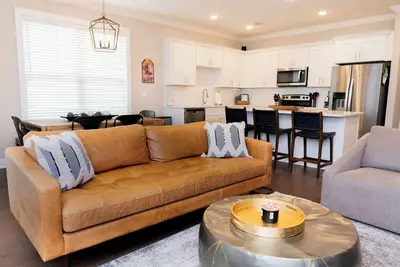 Image de Newly built 3 bdrm townhome less than 2 miles from The Square and campus