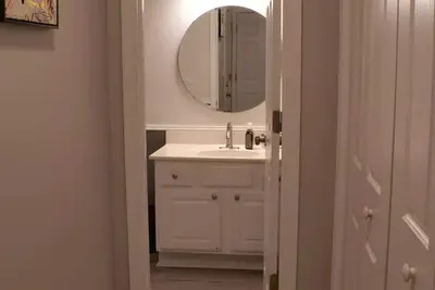 Image de Private basement w/firepit ideal for longer stays